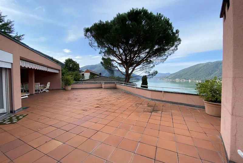VILLA 6.5 LOCALI CON AMPIO GIARDINO VISTA LAGO A BISSONE, photo 2