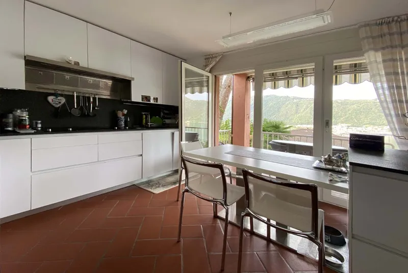 VILLA 6.5 LOCALI CON AMPIO GIARDINO VISTA LAGO A BISSONE, photo 5