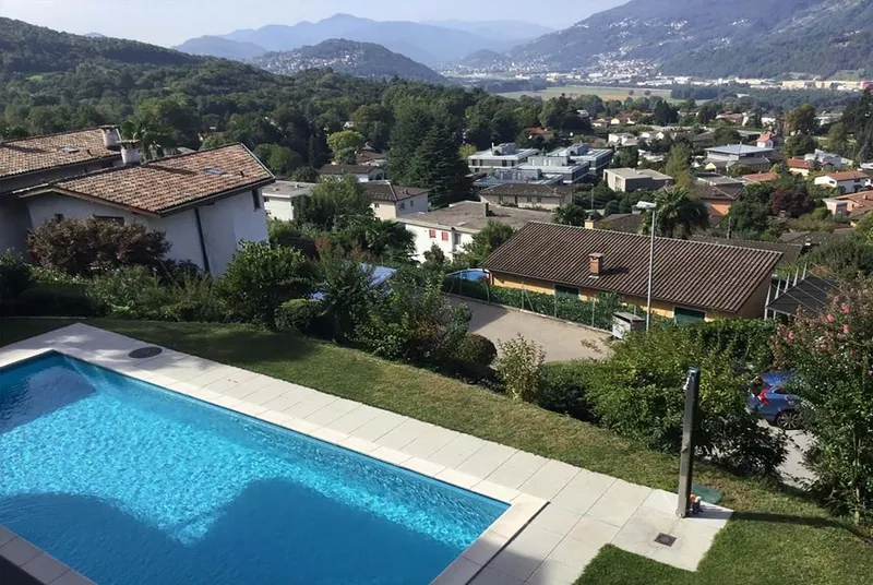 COMODO 2.5 CON TERRAZZA IN RESIDENZA CON PISCINA A COMANO, foto 2