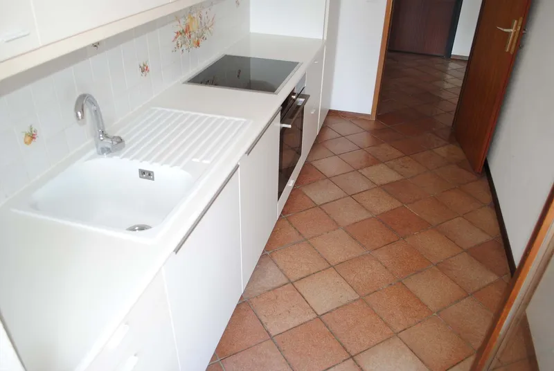 COMODO 2.5 CON TERRAZZA IN RESIDENZA CON PISCINA A COMANO, foto 8