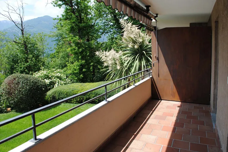 COMODO 2.5 CON TERRAZZA IN RESIDENZA CON PISCINA A COMANO, foto 3