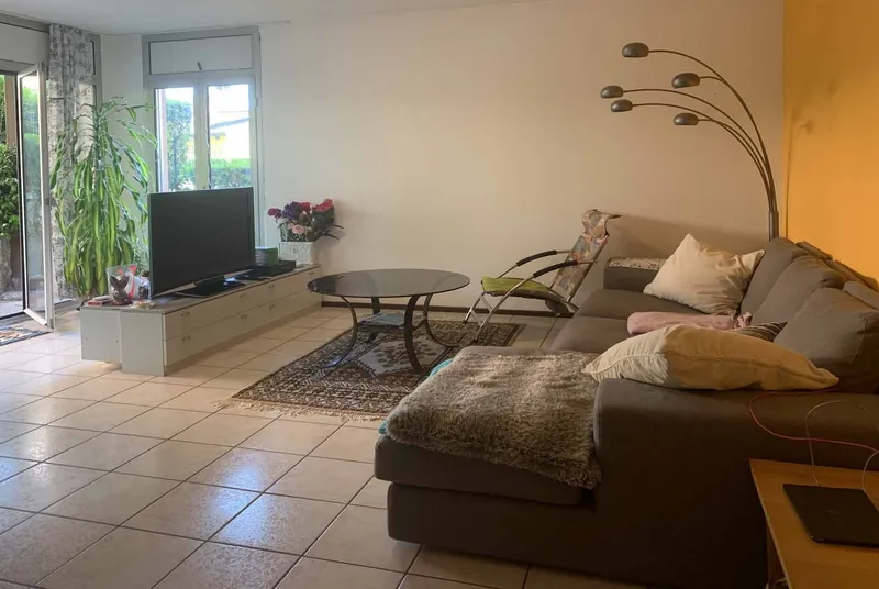 AMPIO 5.5 LOCALI CON GRANDE GIARDINO E PISCINA A MORBIO, foto 2