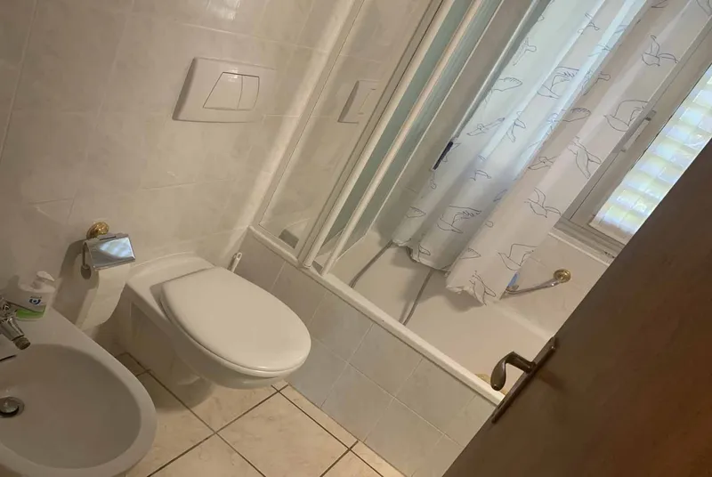AMPIO 5.5 LOCALI CON GRANDE GIARDINO E PISCINA A MORBIO, foto 9