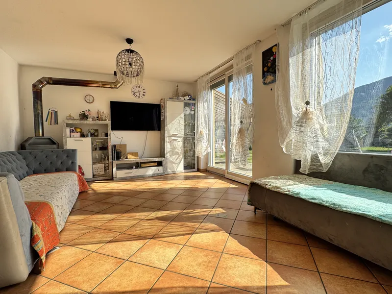 CASA GEMELLA DI 8.5 LOCALI CON PISCINA E TERRENO A MELANO, foto 4