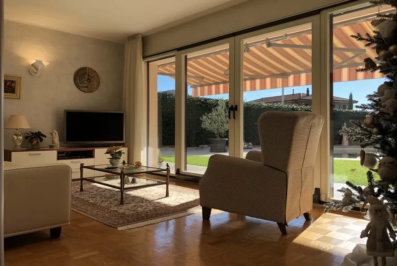 AMPIA E LUMINOSA VILLA 5.5 LOCALI CON PISCINA A CASTEL SAN P, foto 3