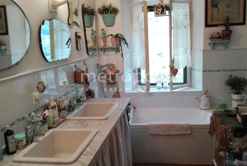 SPLENDIDA ED AMPIA CASA CON TERRAZZA E GIARDINO AD AROGNO, foto 8