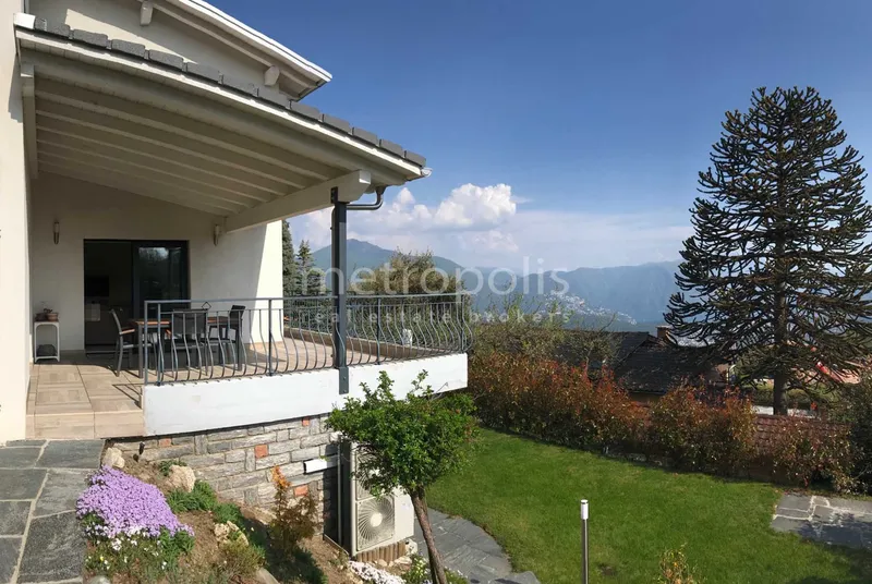 CASA 5.5 LOCALI INDIPENDENTE CON GIARDINO VISTA LAGO AD AROS, Foto 2