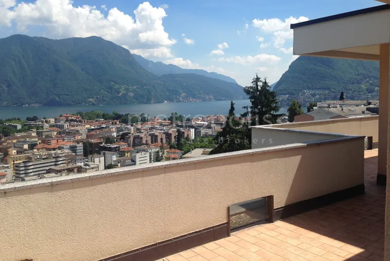 OCCASIONE UNICA - ATTICO 4.5 CON VISTA LAGO APERTA A LUGANO, photo 2