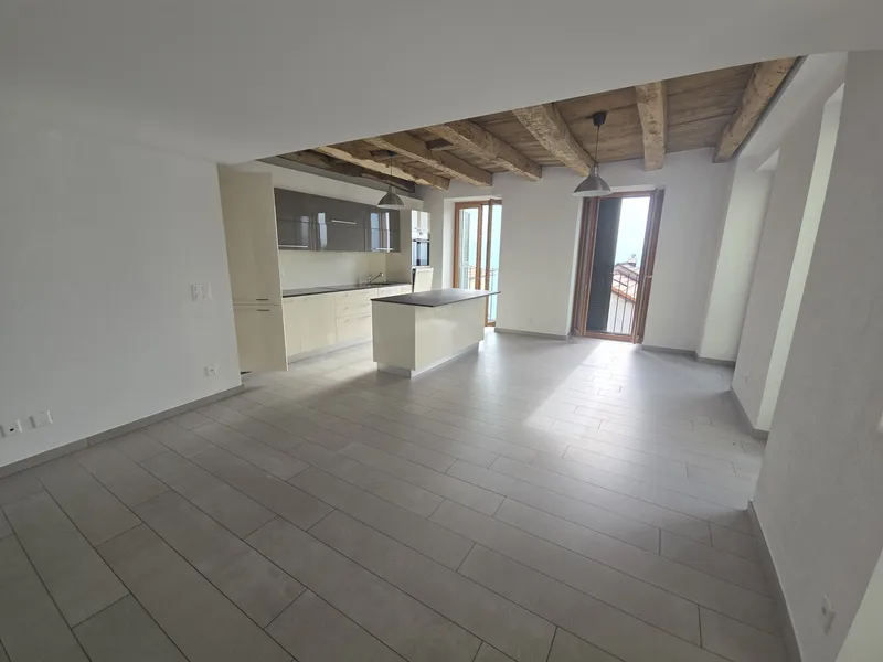 BELLA CASA RISTRUTTURATA 4.5 LOCALI VISTA LAGO A CADEMARIO, photo 3