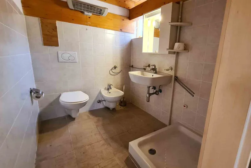ACCOGLIENTE E LUMINOSA CASA DI 6.5 LOCALI AD AROGNO, foto 13