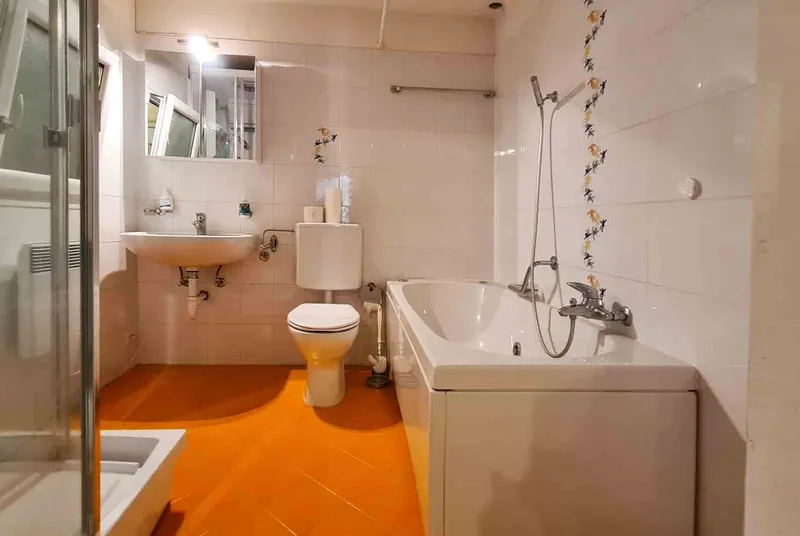 ACCOGLIENTE E LUMINOSA CASA DI 6.5 LOCALI AD AROGNO, foto 12