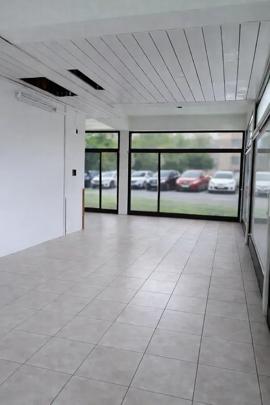 SPAZIO COMMERCIALE / UFFICIO DI 150 M² CON VETRINE – CASLANO, Foto 2