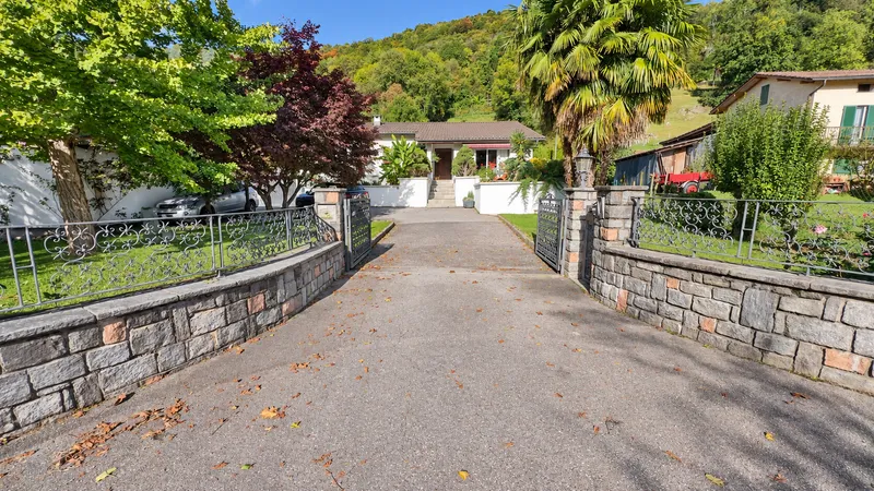 CASA BIFAMILIARE DI 7 LOCALI CON GRANDE GIARDINO A SESSA, foto 1