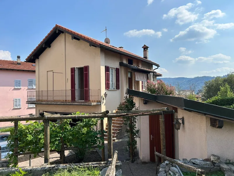 CASA DI 5 LOCALI CON GRANDE MAGAZZINO E GIARDINO A BALERNA, foto 2