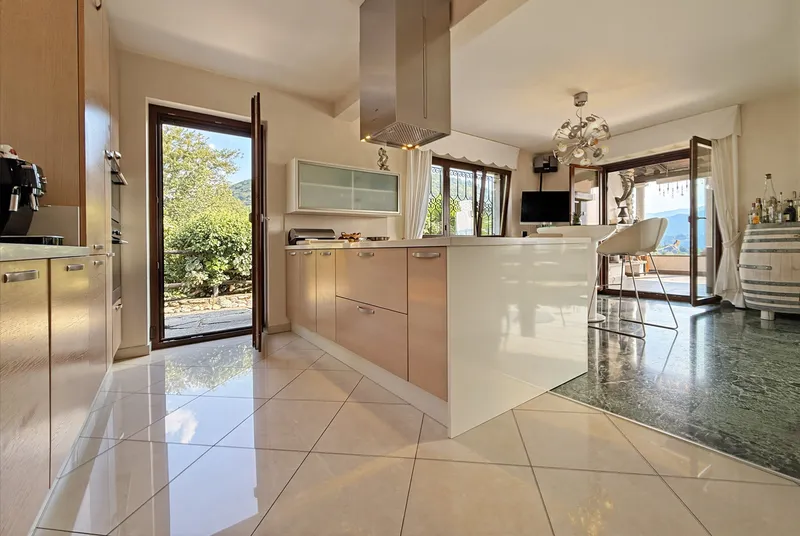 STUPENDA VILLA DI 5.5 LOCALI VISTA LAGO CON PISCINA A PURA, foto 5