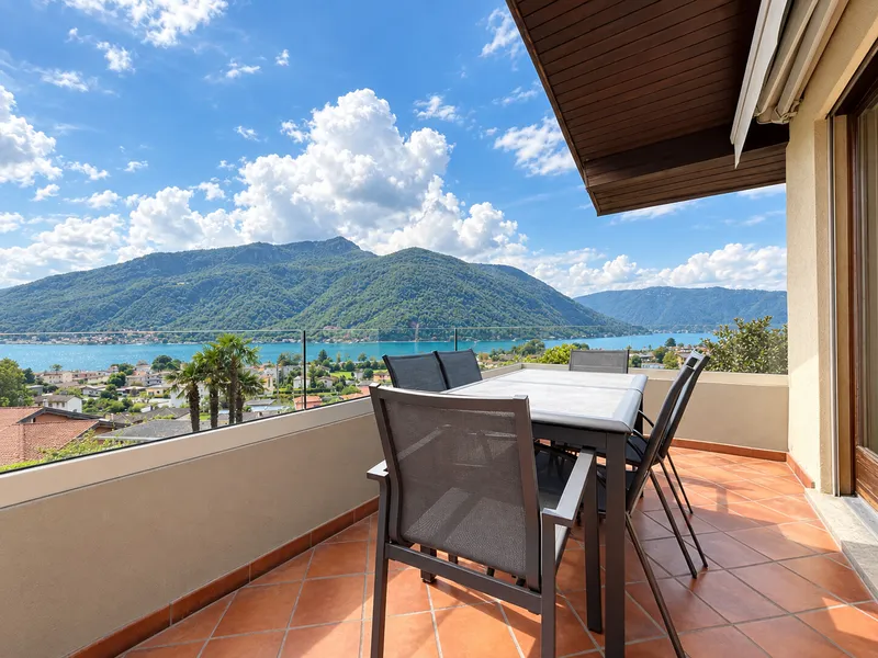 AFFITTASI 5.5 LOCALI CON GIARDINO E VISTA LAGO A MELANO, foto 1