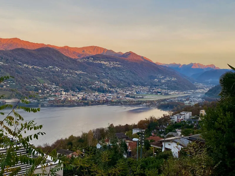 TERRENO EDIFICABILE DI 790 MQ CON VISTA LAGO COLLINA D'ORO, Foto 1