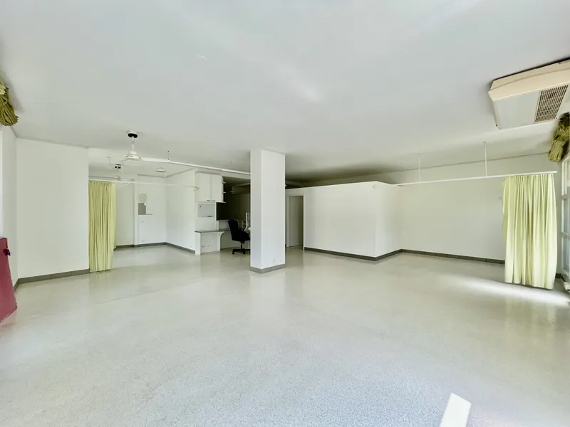 AFFITTASI AMPIO LUMINOSO STUDIO PER ATTIVITÀ MEDICHE AD AGNO, foto 2