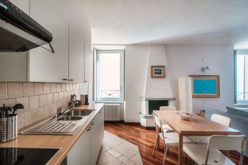 AFFITTASI GRAZIOSI MONOLOCALI IN PALAZZO STORICO A MORCOTE, foto 2