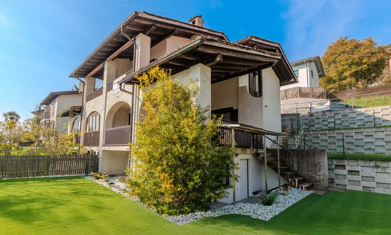 AMPIA CASA BIFAMILIARE DI 4.5 LOCALI CON BILOCALE AD AROGNO, foto 4