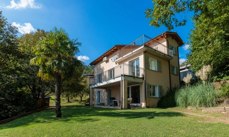 SPLENDIDA VILLA VISTA LAGO 7.5 LOCALI NEL VERDE A NEGGIO, foto 2