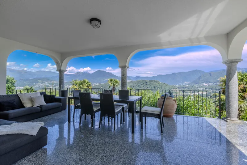 AFFASCINANTE VILLA 5.5 LOCALI VISTA LAGO CON GIARDINO A CIMO, foto 2