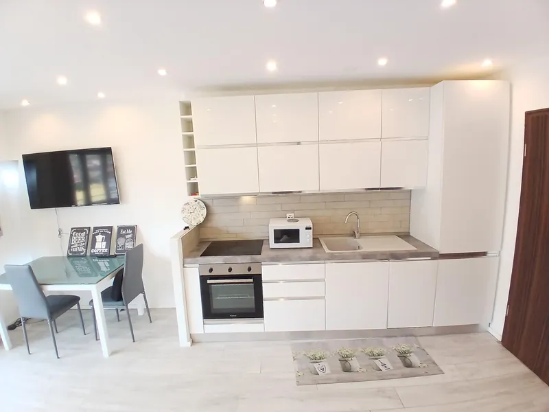 INVESTIMENTO - MONOLOCALE RINNOVATO CON BALCONE AD AGNO, foto 4