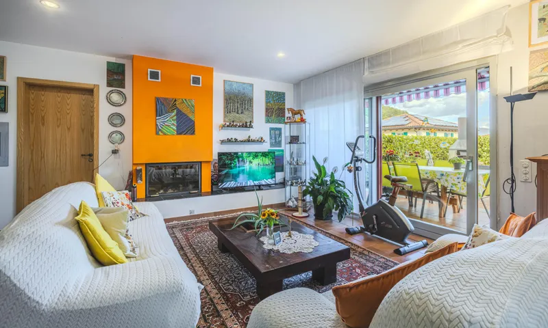 STUPENDA VILLA BIFAMILIARE 8.5 LOCALI CON GIARDINO A PURA, Foto 3