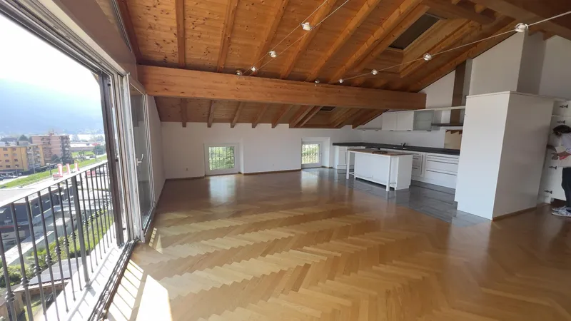 AFFITTASI AMPIO ATTICO MANSARDATO 4.5 LOCALI A CASLANO, foto 2