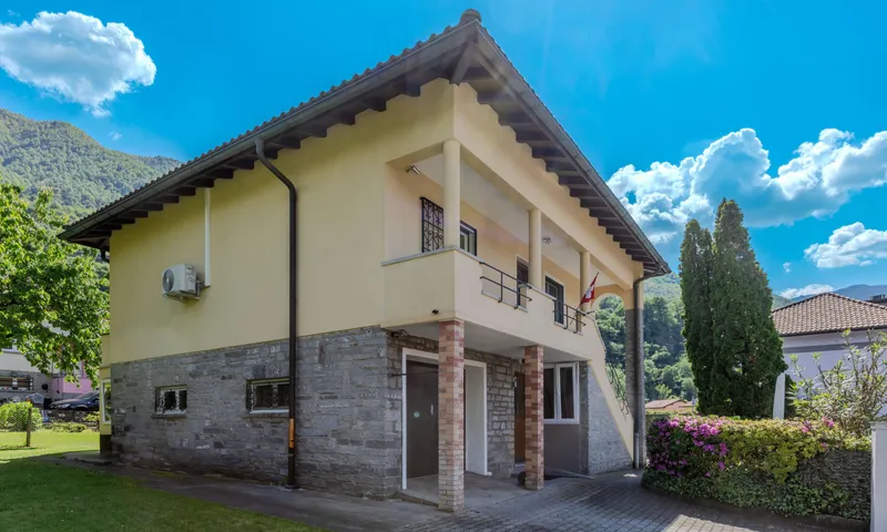 AFFASCINANTE VILLETTA CON AMPIO GIARDINO PRIVATO A CADENAZZO, foto 3