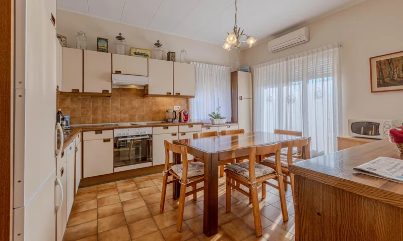 VILLA DI 10 LOCALI CON AMPIO GIARDINO A MORBIO INFERIORE, foto 3