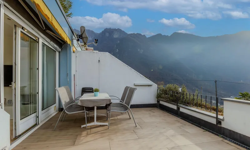 BELLISSIMO E AMPIO 2.5 VISTA LAGO CON TERRAZZA A ROVIO, foto 2