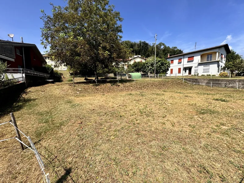TERRENO PIANEGGIANTE DI 906 MQ CON LICENZA APPROVATA AD ARZO, foto 2