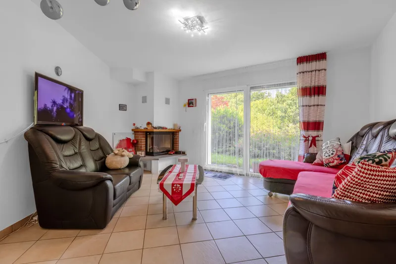 SPAZIOSA VILLA BIFAMILIARE 6.5 CON GIARDINO A CARABBIA, foto 3
