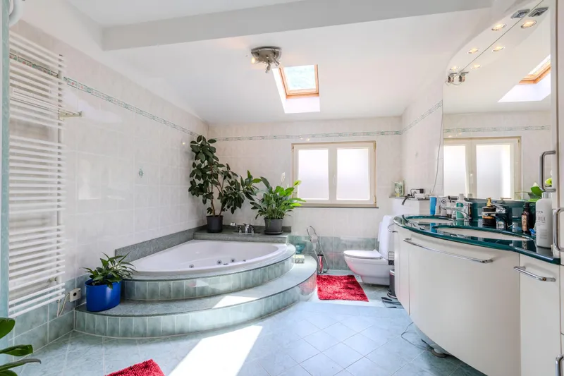 SPAZIOSA VILLA BIFAMILIARE 6.5 CON GIARDINO A CARABBIA, foto 11