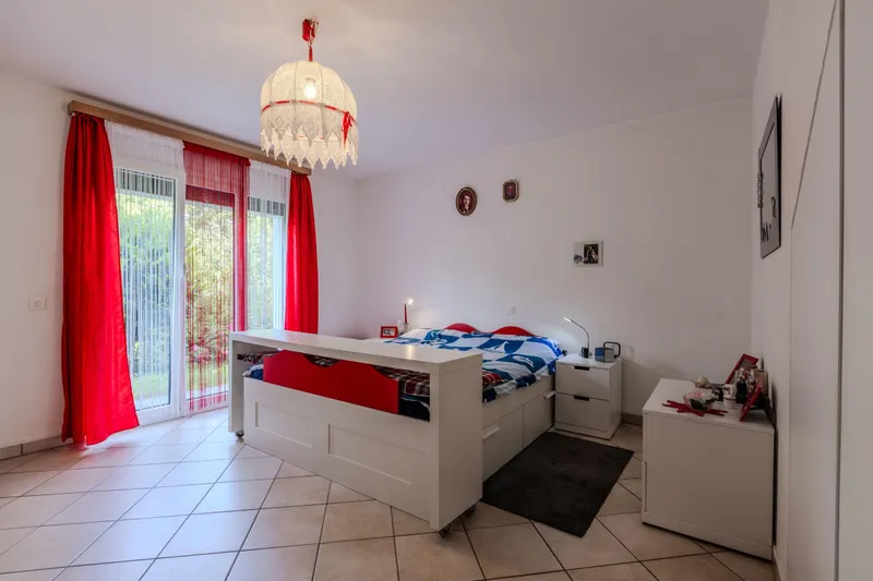 SPAZIOSA VILLA BIFAMILIARE 6.5 CON GIARDINO A CARABBIA, foto 5