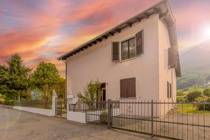 AMPIA VILLA 6.5 CON SPLENDIDO GIARDINO A RIVA SAN VITALE, Foto 2