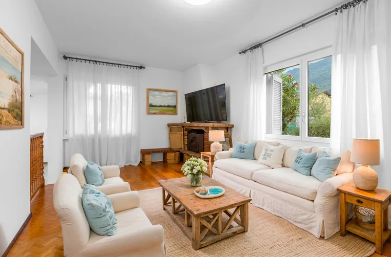 AMPIA VILLA 6.5 CON SPLENDIDO GIARDINO A RIVA SAN VITALE, Foto 3