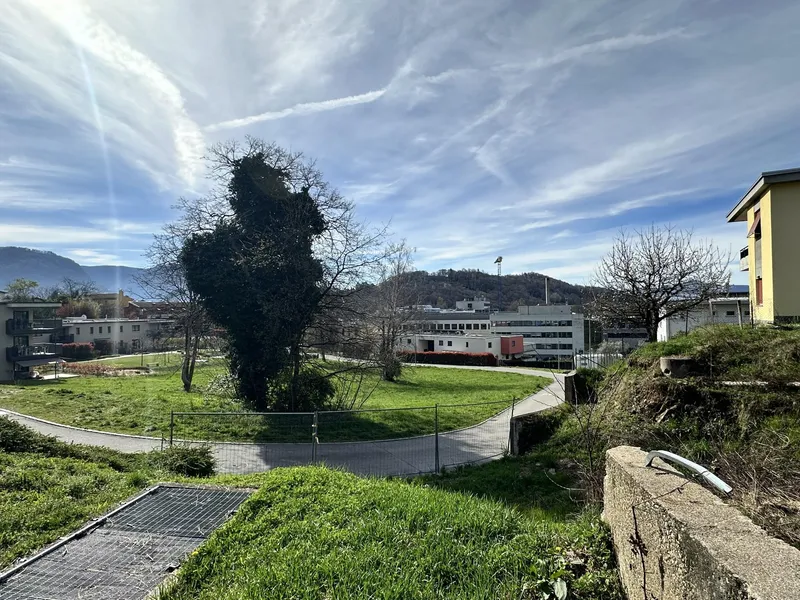 TERRENO CON LICENZA PER UNA VILLA DI PREGIO A COMANO, photo 2
