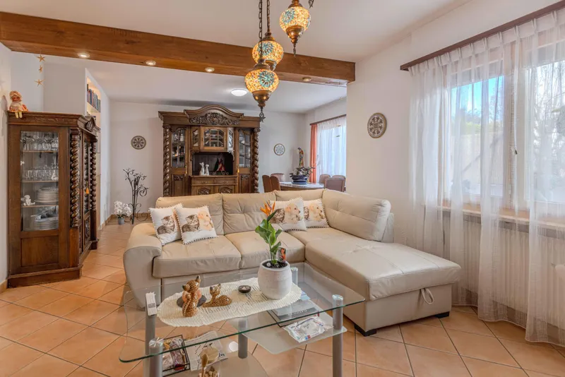 SPAZIOSA VILLA DI 6.5 LOCALI NEL VERDE A BRENO, foto 2