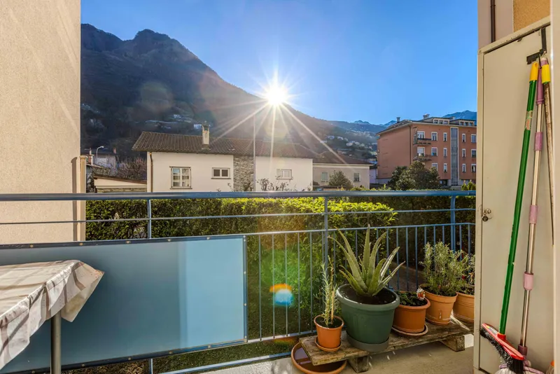 LUMINOSO APPARTAMENTO 4.5 LOCALI CON 2 BALCONI A BELLINZONA, Foto 2