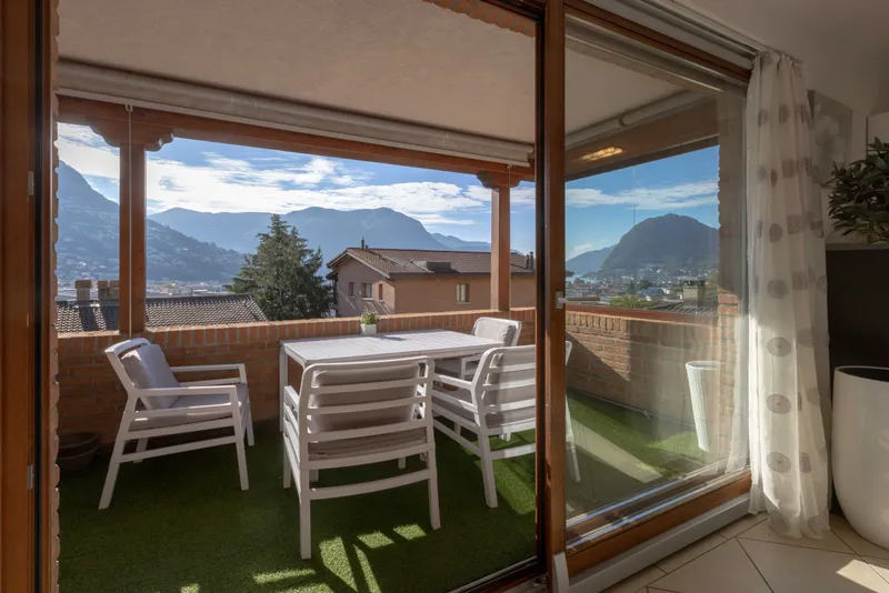 ELEGANTE 4.5 CON TERRAZZA E VISTA APERTA A LUGANO CENTRALE, foto 2