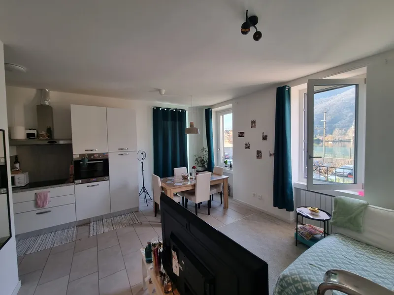 APPARTAMENTO 2.5 LOCALI RINNOVATO CON CORTILE A CAPOLAGO, foto 2