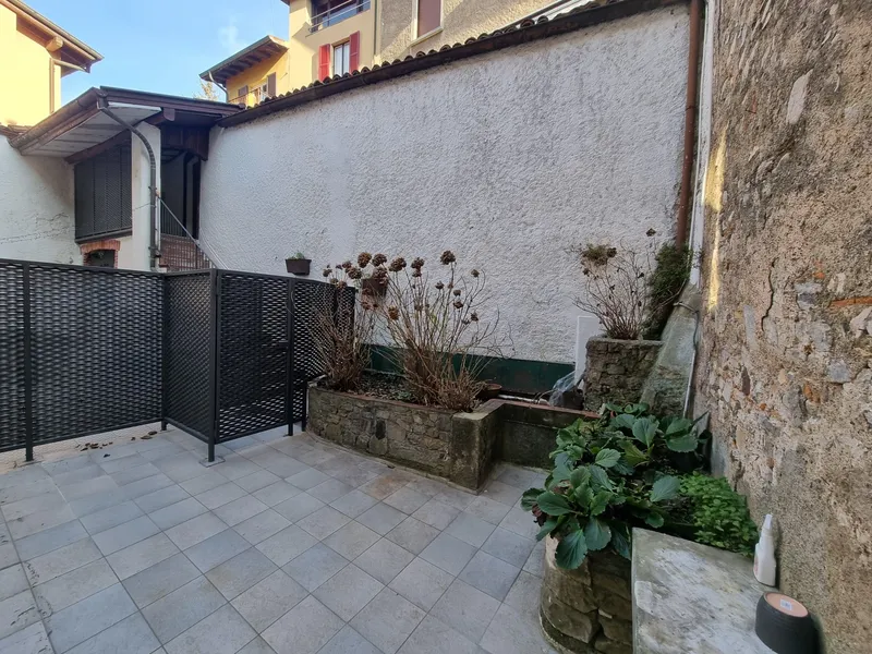APPARTAMENTO 2.5 LOCALI RINNOVATO CON CORTILE A CAPOLAGO, foto 8