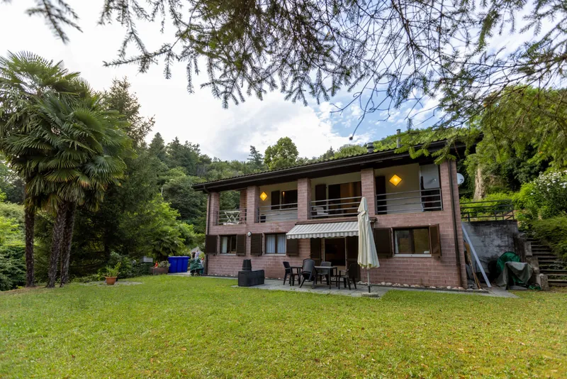 GRANDE VILLA 7.5 LOCALI IN ZONA RISERVATA E VERDE A TRESA, foto 1