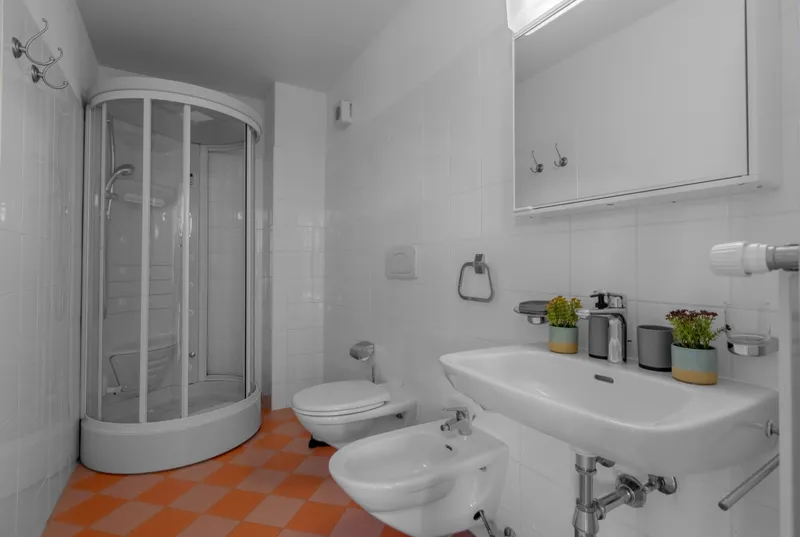 AMPIO 2.5 LOCALI CON POSTO AUTO E GIARDINO A LUGANO-DINO, foto 7