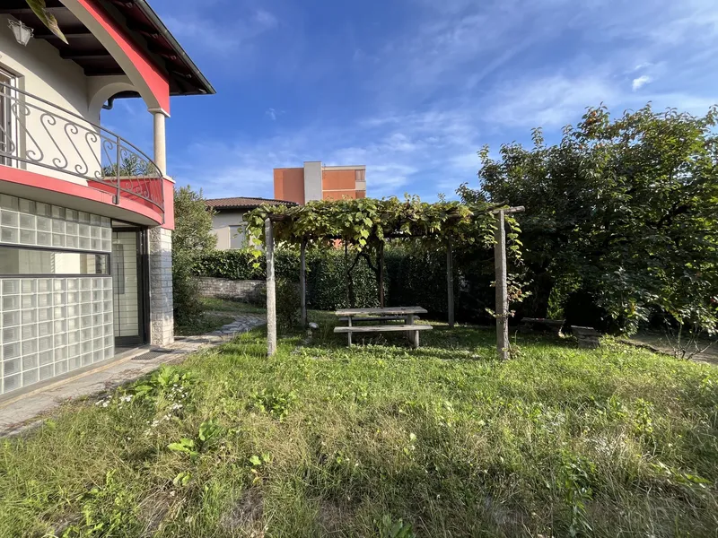 LUMINOSA VILLA 6.5 CON GIARDINO PIANEGGIANTE A BALERNA, Foto 2