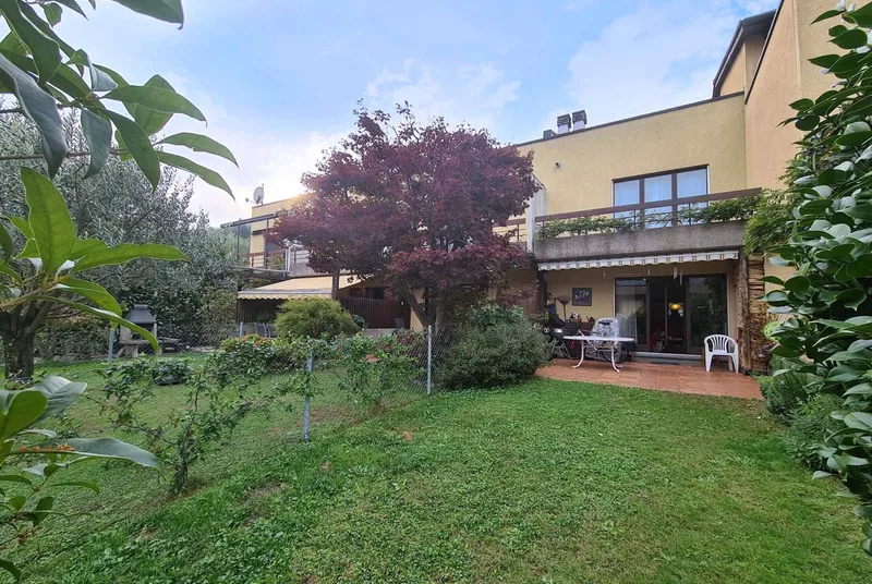 CASA UNIFAMILIARE ATTIGUA 4.5 LOCALI CON GIARDINO AD AGNO, foto 2
