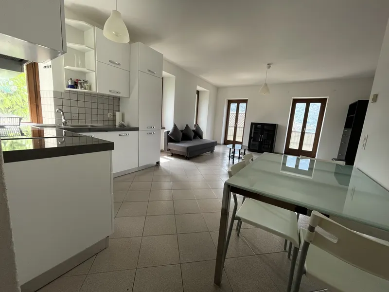 AFFITTASI MODERNO DUPLEX 3.5 LOCALI ARREDATO A CAPOLAGO, foto 2