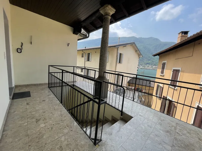 AFFITTASI AMPIO 4.5 LOCALI ARREDATO CON TERRAZZA A CAPOLAGO, Foto 4